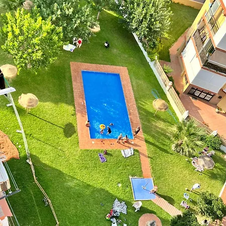 First Line Beach, Tenniscourt And Pool Τορρεμολίνος